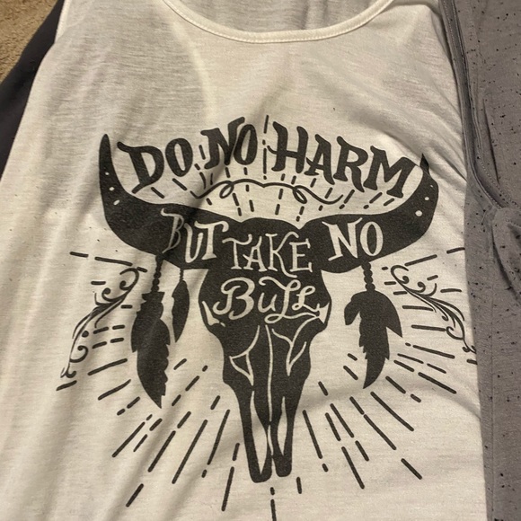 Lot of Women’s Graphic Tees - Picture 2 of 4